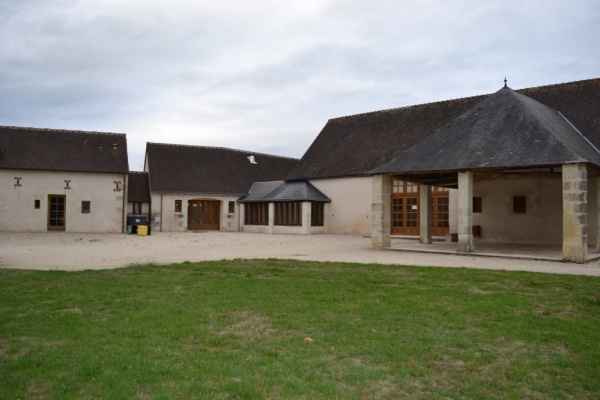 Vue exterieure de la salle avec sa cour à MONTREUIL-EN-TOURAINE